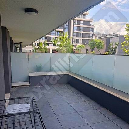 Стъклен парапет по тераси с алуминиев профил основа